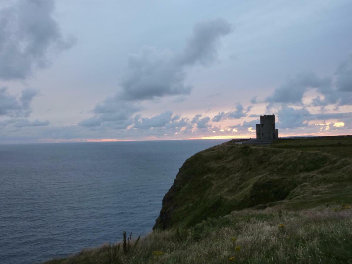 Conway'S Cottage With Sea View Nestling By Cliffs-Of-Moher 리스카노 외부 사진