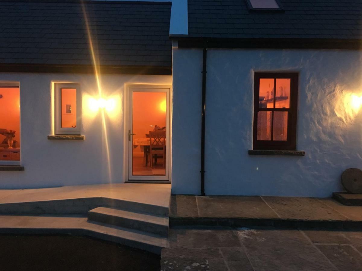 Conway'S Cottage With Sea View Nestling By Cliffs-Of-Moher 리스카노 외부 사진